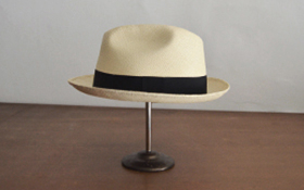 <p>パナマ帽ツバ反り　生成<br>サイズ：57.5cm／60cm　税込7,980円<br>※57.5cmサイズは、ご好評につき完売いたしました。</p>